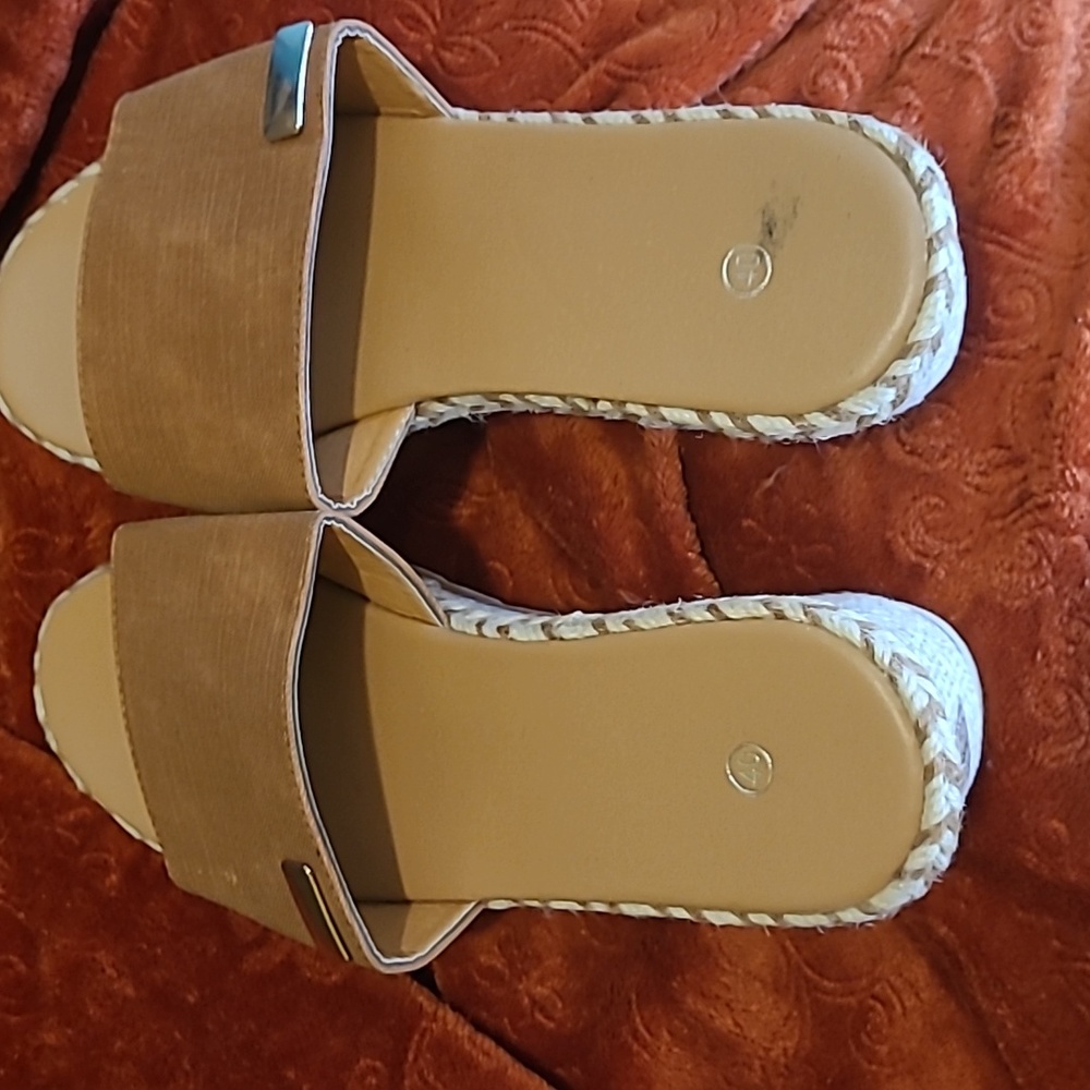 Ladies sandal - Picture 1 of 3